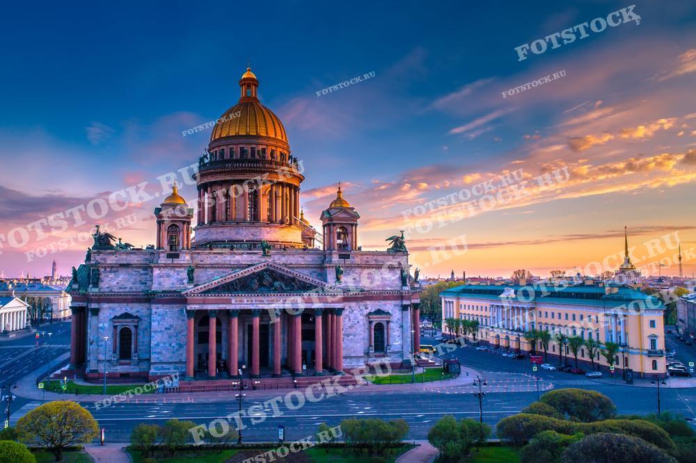 На фотографии изображен величественный Исаакиевский собор в Санкт-Петербурге в белые ночи. 
Это изображение идеально подойдет для публикаций, посвященных архитектуре, религии, истории, культуре, а также для промо-материалов туристических агентств и путеводителей по городу.